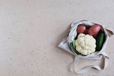 Sıfır atık gıda ve plastik ücretsiz alışveriş konsepti. Sebze - salatalık, patates, karnabahar- pamuk torbaiçinde.