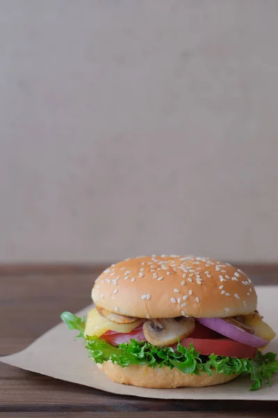 Burger Grzybami Pomidorami Sałatą Cebulą Serem Ciemnym Drewnianym Tle Widok — Zdjęcie stockowe