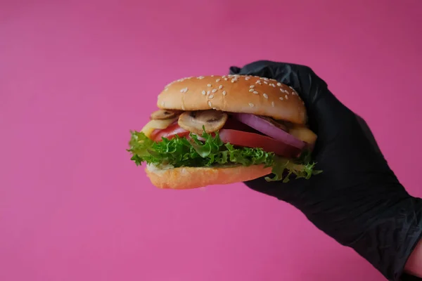 Hand Hand Hält Ein Schwarzer Handschuh Frische Burger Mit Pilzen — Stockfoto