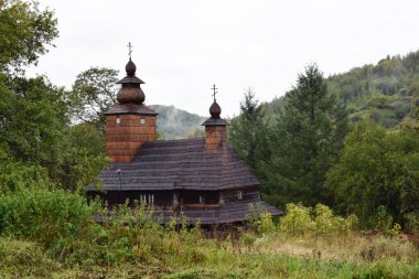 Transcarpathia Bukivtsi köyü ahşap kilisede. Kilise dağlarda. Karpatlar