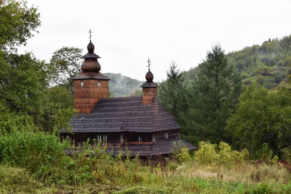 Iglesia Madera Pueblo Bukivtsi Transcarpathia Iglesia Las Montañas Cárpatos — Foto de Stock