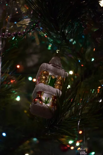 Ein Lebender Weihnachtsbaum Wird Mit Künstlichem Spielzeug Geschmückt Frohe Weihnachten — Stockfoto