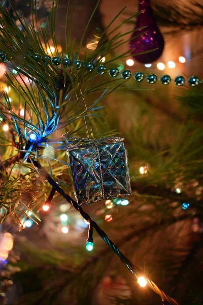 Albero Natale Vivo Decorato Con Giocattoli Artificiali Buon Natale — Foto Stock