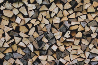 Ev Isıtma için hazırlanan yığılmış odun yığını. Kışın ısıtma için hasat yakacak odun. Bir yığın üzerinde kıyılmış yakacak odun. Yakacak odun yığılmış ve ahşap günlükleri yığını kışa hazır. Yüksek kaliteli ahşap, kesmek ve yığılmış.