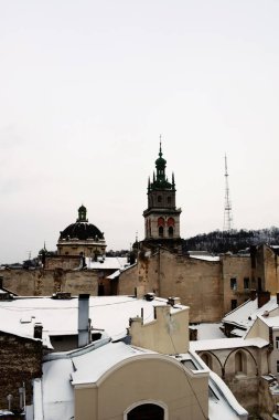 Lviv panorama kışın. Kilise. Eski binalar. Kar tarafından örtülü çatılar 