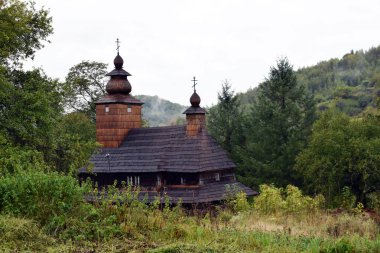 Transcarpathia Bukivtsi Köyü ahşap kilisede. Kilise dağlarda