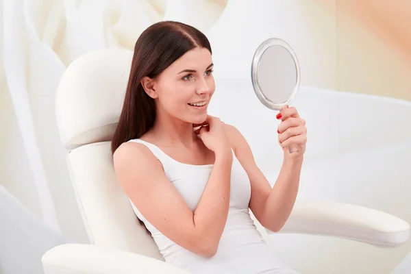 Zabiegi Kosmetyczne Profesjonalnych Kosmetycznych Clinic Młoda Kobieta Patrzy Jej Twarz — Zdjęcie stockowe