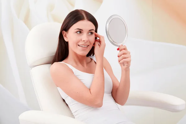 Zabiegi Kosmetyczne Profesjonalnych Kosmetycznych Clinic Młoda Kobieta Patrzy Jej Twarz — Zdjęcie stockowe