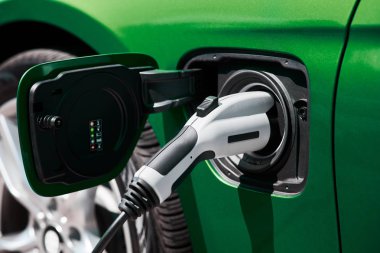 Bir elektrikli araba şarj veya karma takın