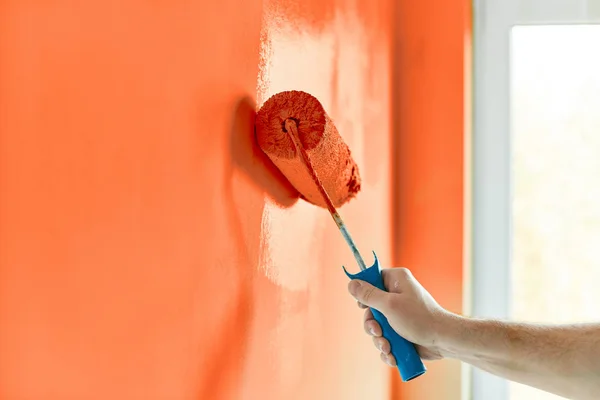 Mur Peinture Main Masculin Avec Rouleau Peinture Peinture Appartement Rénovation — Photo