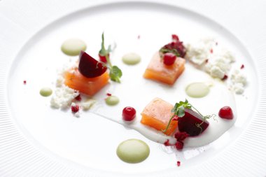 Somon moleküler mutfağında uzmanlaşmış bir restoran servis