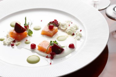 Somon moleküler mutfağında uzmanlaşmış bir restoran servis