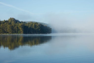 Bir yaz gününde gölde sabah sis