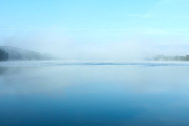 Bir yaz gününde gölde sabah sis