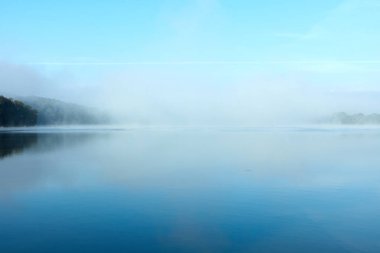 Bir yaz gününde gölde sabah sis