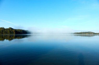 Bir yaz gününde gölde sabah sis