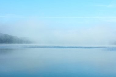 Bir yaz gününde gölde sabah sis