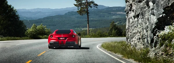 Miland, Norveç. 04.06.2016. kırmızı Ferrari F12 yolda.