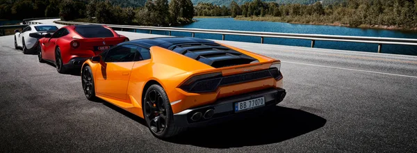 Miland, Norveç. 04.06.2016: Sarı Lamborghini Huracan, kırmızı Ferrari F12 ve beyaz Mclaren 650 'ler