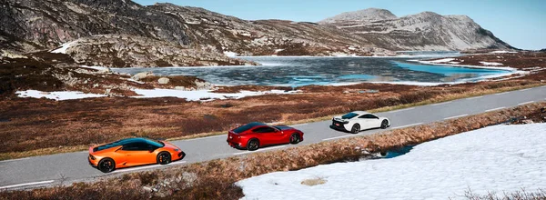 Rjukan Norveç 2016 Sarı Lamborghini Huracan Kırmızı Ferrari F12 Beyaz — Stok fotoğraf