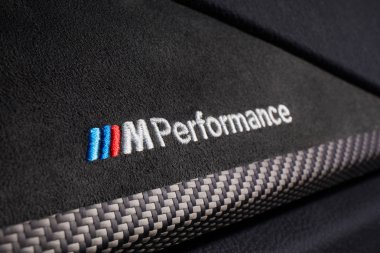 Katowice, Polonya-06.30.2017 Logo M performans Bmw 430i süet gösterge paneli üzerinde işlemeli