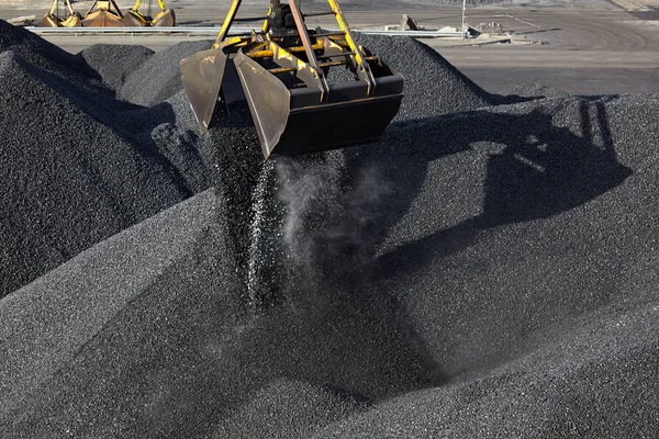 装载煤的挖掘机 成堆的煤 — 图库照片