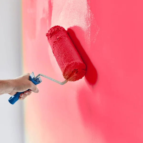 Maschio pittura a mano parete con rullo di vernice. Pittura appartamento, r — Foto Stock