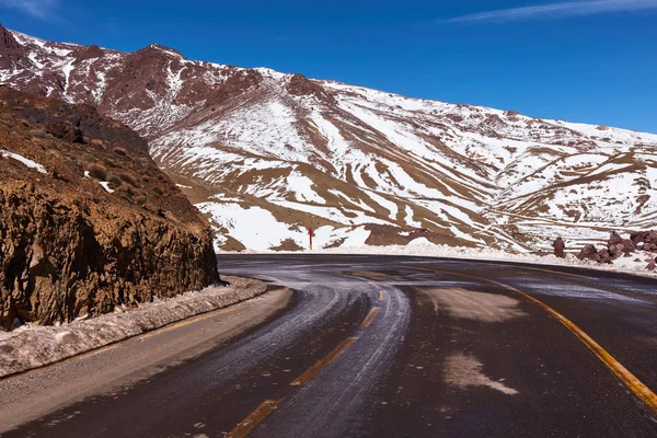 Carretera en la parte superior del paso TIZI N 'TICHKA, en el Alto Atlas, M —  Fotos de Stock