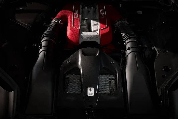 ポズナン/ポーランド- 04.06.2017: フェラーリ812スーパーファストのエンジン - V12 — ストック写真