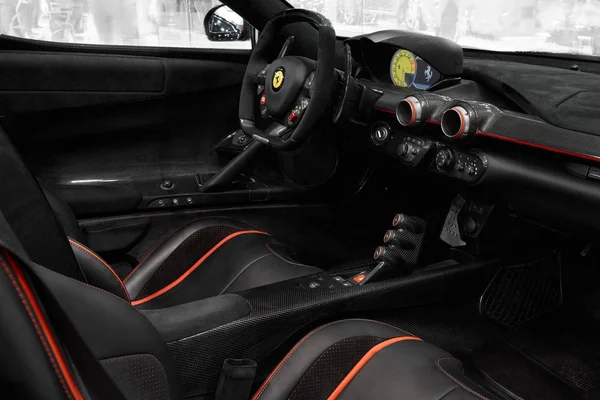 Πόζναν/Πολωνία-04.06.2017: εσωτερικό της Ferrari LaFerrari, V12 g — Φωτογραφία Αρχείου