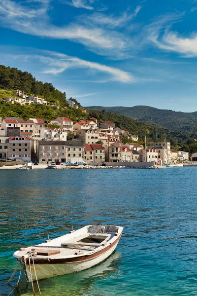 Pucisca, isola di Brac, Croazia. Barca da pesca tradizionale nel p — Foto Stock