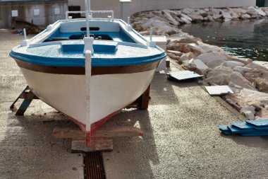 Klasik bir Akdeniz balıkçı teknesi th yenileme geçiyor