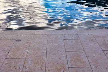 Kumtaşından yapılmış liman iskelesi