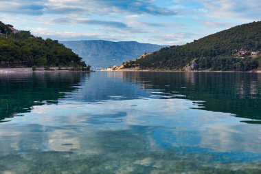 Hırvatistan'da sakin bir plaj. Pucisca, kıta par bir görünüm