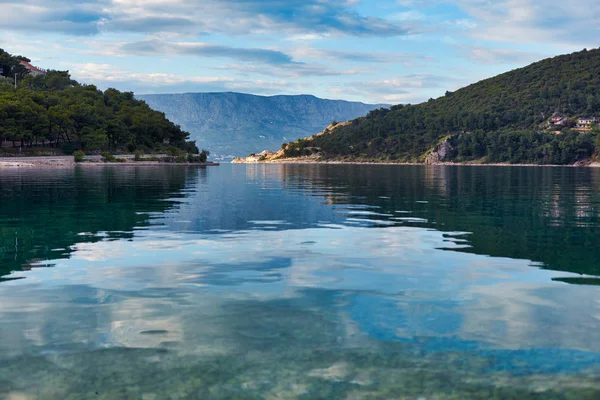 A quiet beach in Croatia. Pucisca, a view of the continental par — Stock Photo, Image