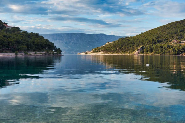 Una spiaggia tranquilla in Croazia. Pucisca, una veduta del par continentale — Foto Stock