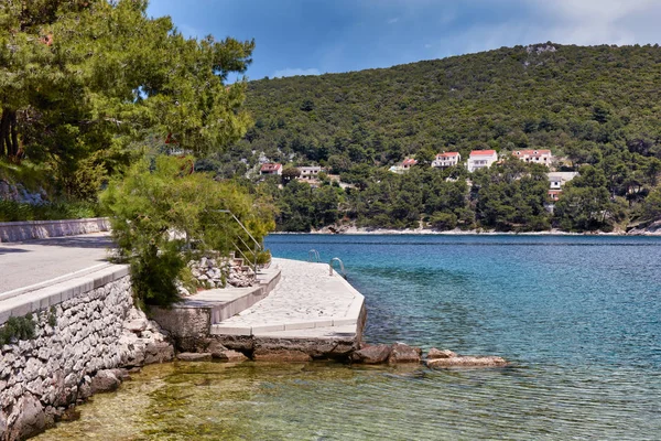 Una piccola spiaggia pubblica di pietra, Puscisca, Croazia — Foto Stock