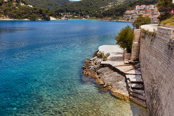 Una piccola spiaggia pubblica di pietra, Puscisca, Croazia — Foto Stock