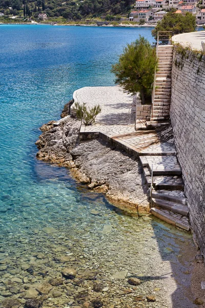Ein kleiner, öffentlicher Strand aus Stein, Puscisca, Kroatien — Stockfoto