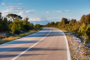 Dağlara giden dolambaçlı bir yol. Akdeniz vegetatio