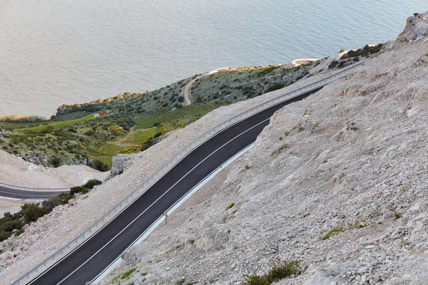 Sebuah jalan baru di lereng gunung di pantai . — Foto Stok Gratis