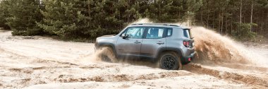 Siedlce Çölü / Polonya - 07.02.2017: Çölde 4x4 arabalı eğlence. Jeep Renegade buzlu kumda harika gidiyor..