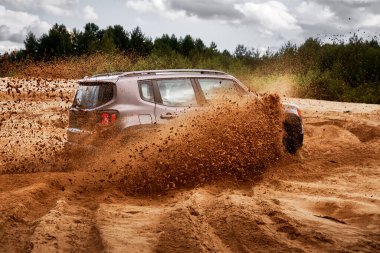 Siedlce Çölü / Polonya - 07.02.2017: Çölde 4x4 arabalı eğlence. Jeep Renegade buzlu kumda harika gidiyor..