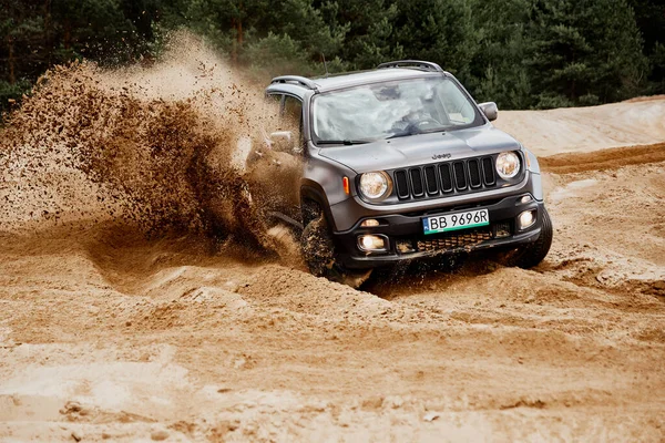 Siedlce Çölü / Polonya - 07.02.2017: Çölde 4x4 arabalı eğlence. Jeep Renegade buzlu kumda harika gidiyor..