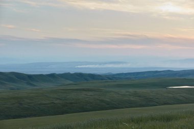 Gürcistan, Udabno köyü ve UNESCO tarafından listelenen bir site olan David Gareja Manastırı çevresindeki bölge. Udabno 'ya 30 km mesafede sadece bozkırlar ve dağlar var. Manastıra gittiğimizde böyle manzaraları her yerde görebiliriz..