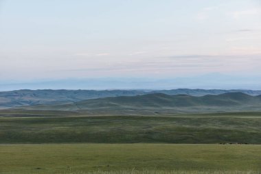 Gürcistan, Udabno köyü ve UNESCO tarafından listelenen bir site olan David Gareja Manastırı çevresindeki bölge. Udabno 'ya 30 km mesafede sadece bozkırlar ve dağlar var. Manastıra gittiğimizde böyle manzaraları her yerde görebiliriz..