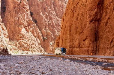 Todra Gorge / Fas - 03.01.2016: Fas 'taki Yüksek Atlas Dağları' ndaki Kanyon, Tinerhir kasabası yakınlarında. Dünyanın en görkemli kanyonlarından biri.,