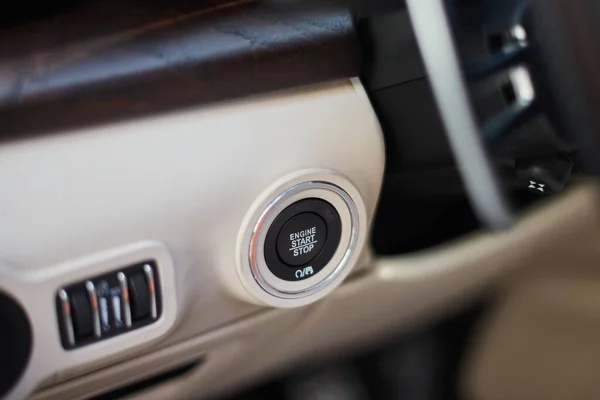 在豪华轿车上启动引擎的启动按钮 方向盘左边的按钮位于方向盘左边的按钮 — 图库照片