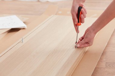 Kendi kendine monte edilen mobilyalar. Kendi kendine yeten, kolay mobilya montajı kavramı..