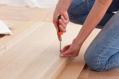 Kendi kendine monte edilen mobilyalar. Kendi kendine yeten, kolay mobilya montajı kavramı..